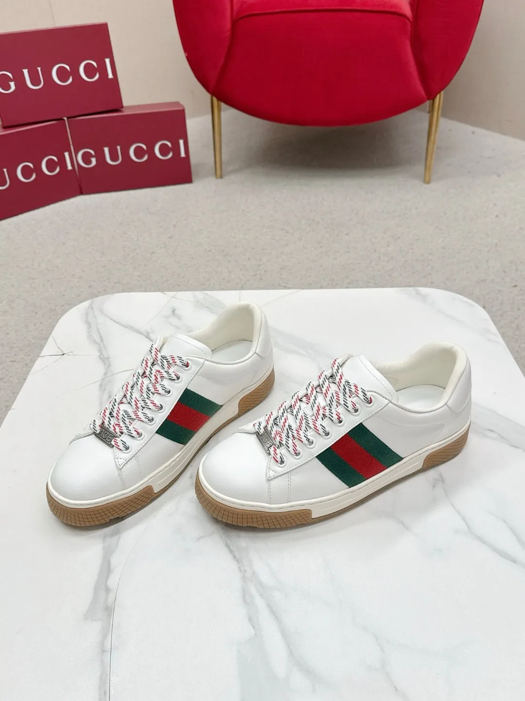 Factory price: 460💰Gucci Gucci's latest ACE series casual sports shoes, the same style as all the stars, classic brown canvas + leather stitching, the red and green stripes on the side are very recognizable. Perfect shoe last, perfect for daily casual wear, super beautiful and comfortable on the feet, a must-have for fashionistas 💯 ☑️Material: Original customized imported first-layer cowhide ☑️Inner lining: Customized imported cowhide ☑️Outsole: Original molded non-slip TPU sole ☑️Sole thickness: 2.5cm ☑️Size: Men's 38-44, customized 45